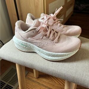 Saucony Women's Pink Running Shoes size 6 triumph 22